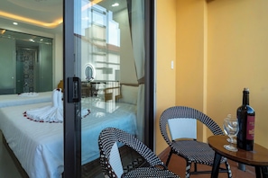 Habitación triple Deluxe, varias camas, balcón, vista a la ciudad | Vista a la ciudad