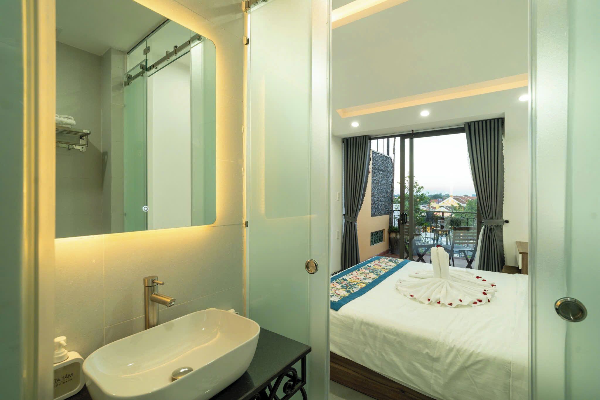 Deluxe Tek Büyük Yataklı Oda, 1 En Büyük (King) Boy Yatak, Balkon, Şehir Manzaralı | Banyo | Duş, ücretsiz banyo/kozmetik ürünleri, saç kurutma makinesi, bide 