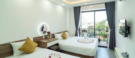 Kamar Triple Deluks, Beberapa Tempat Tidur, balkon, pemandangan kota | Seprai premium, selimut bulu angsa, dan bantalan ekstra lembut