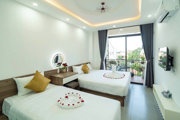 Deluxe driepersoonskamer, Meerdere bedden, balkon, uitzicht op de stad | Luxe beddengoed, donsdekens, pillowtop-bedden, een gratis minibar