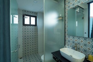 Shower, free toiletries, hair dryer, bidet