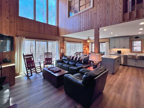 4bed/2.5 bath home with wrap around deck/firepit/hottub