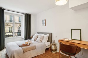 1 habitación, escritorio, tabla de planchar con plancha y cuna de viaje 