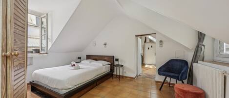 1 dormitorio, escritorio, tabla de planchar con plancha y cuna de viaje