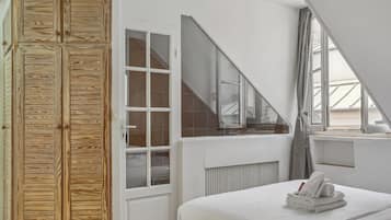 1 Schlafzimmer, Schreibtisch, Bügeleisen/Bügelbrett, Reisekinderbett