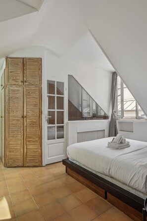 1 bedroom, desk, iron/ironing board, travel crib - Lovely 1BR in The Heart of Latin Quarter (Paris)