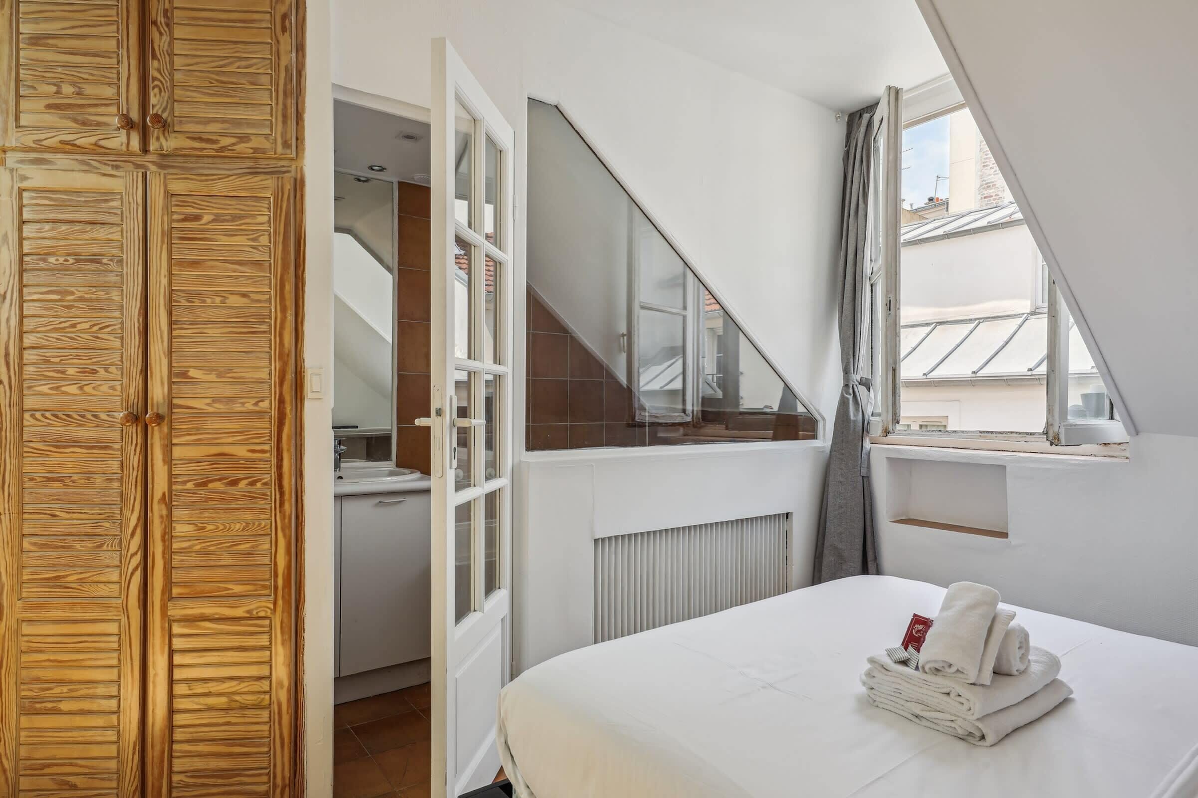 1 chambre, bureau, fer et planche à repasser, lit parapluie