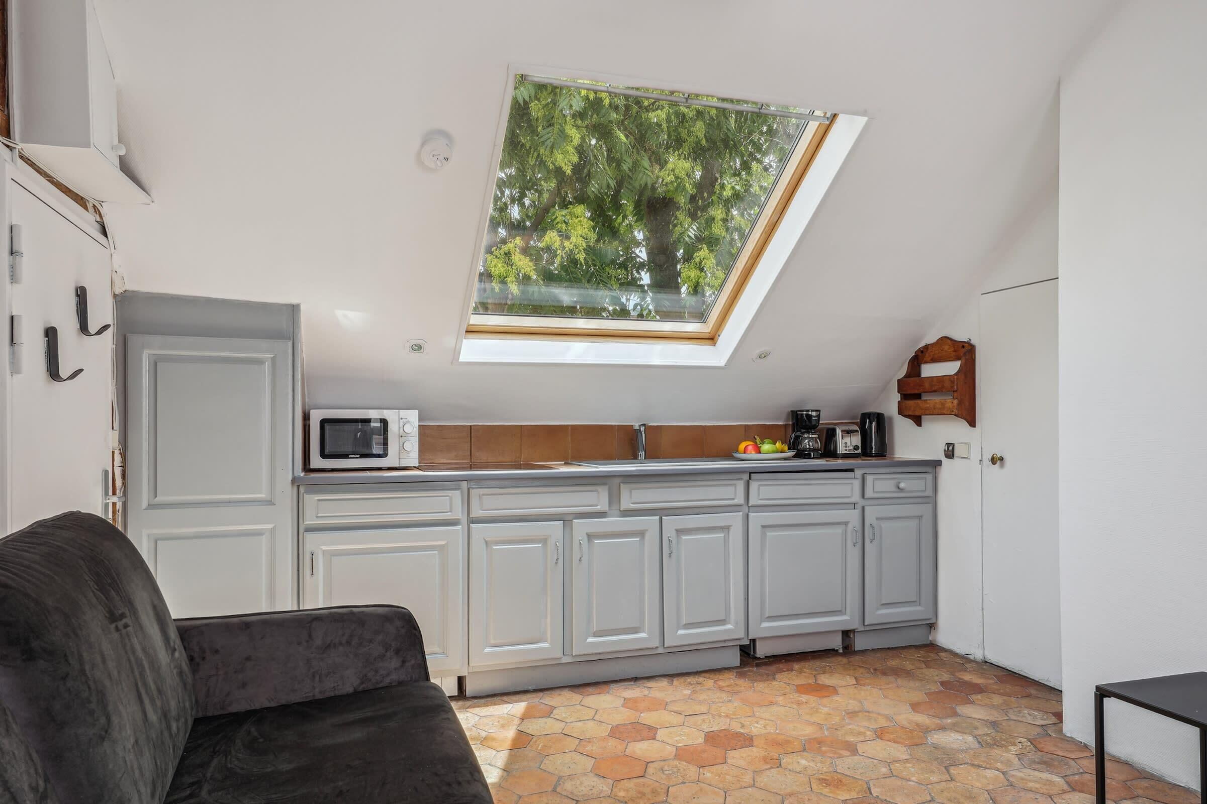 Fridge, microwave, stovetop, coffee/tea maker