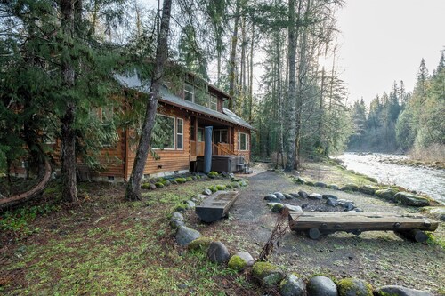Luxury by the river, hot tub,close to hiking trails,pet friendly,pellet stove