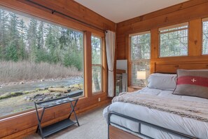 5 bedrooms, iron/ironing board, WiFi, bed sheets