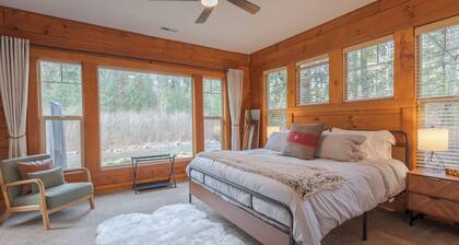 Luxury by the river, Hot tub, close to hiking trails!!