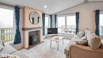 House | 2 bedrooms, desk