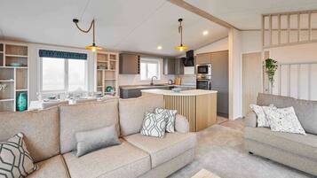 House | 2 bedrooms, desk