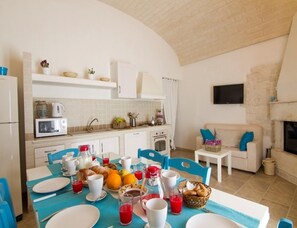 House | Dining - Villa in Itria Valley With Infinity Pool (Cisternino)