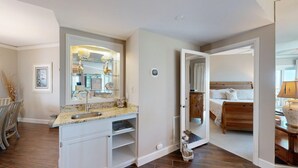 Une salle de bain moderne avec un grand miroir, un lavabo et un meuble-lavabo.
