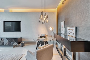 Departamento Premium, 1 habitación | Sala de estar | Smart TV de 50 pulgadas con canales vía satélite