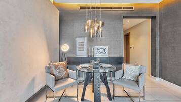 Premium Apartment, 1 Bedroom | Dining room