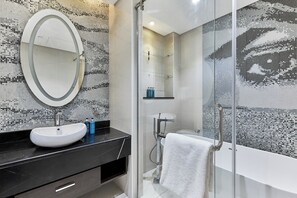 Premium-huoneisto, kaupunkinäköala | Kylpyhuone | Suihkun ja ammeen yhdistelmä, hierova suihkupää