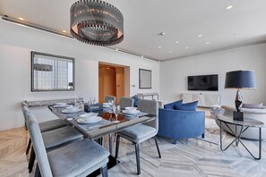 Luxury-Apartment, Stadtblick | Esszimmer