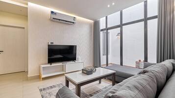 Premium-Apartment, 3 Schlafzimmer | Wohnzimmer | 45-Zoll-Smart-TV mit Satellitenempfang