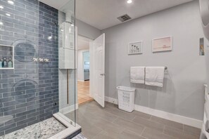 Shower, hair dryer, towels - Coastal Cottage private oasis w/ Hot Tub & less than 5 minutes to beach! (Boynton Beach)