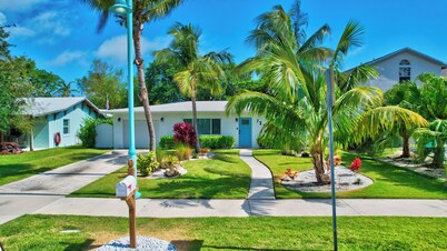 Coastal Cottage private oasis w/ Hot Tub & less than 5 minutes to beach!