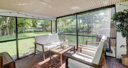 Coastal Cottage private oasis w/ Hot Tub & less than 5 minutes to beach!
