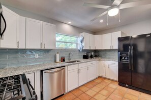 Jääkaappi, mikroaaltouuni, uuni, liesi