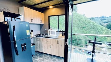 Luxury Suite, Balcony, Garden View | Private kitchen | Stovetop, dishwasher, blender, cookware/dishes/utensils
