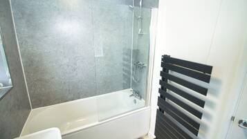 House | Bathroom | Combined shower/bathtub, deep-soaking bathtub, hair dryer, towels
