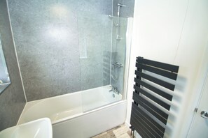 House | Bathroom | Combined shower/bathtub, deep-soaking bathtub, hair dryer, towels - Spacious 3 Bed House - Newly Refurbished (Mexborough)