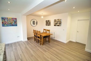 House | Dining - 3 Bed, Sleeps 5, Pet Friendly, Free Parking (Mexborough)