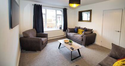 Spacious 3 Bed House - Newly Refurbished