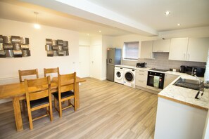 House | Private kitchen | Fridge, microwave, oven, stovetop - 3 Bed, Sleeps 5, Pet Friendly, Free Parking (Mexborough)