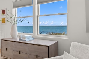 تلفزيون، مدفأة، كُتُب، مكتب