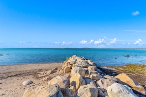 بالقرب من الشاطئ