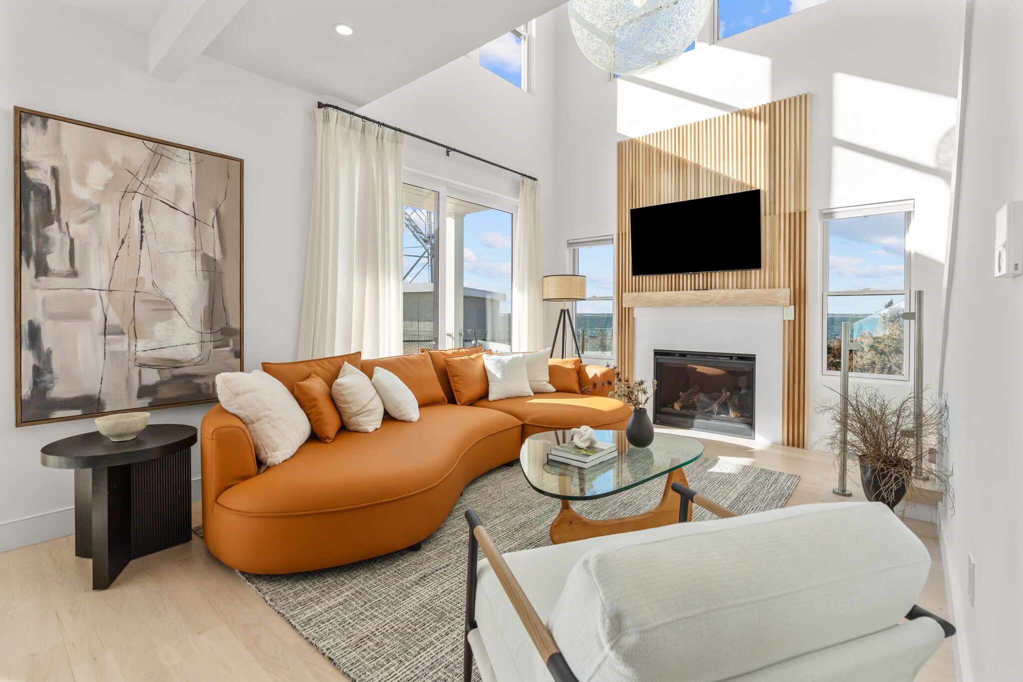 Televisión, chimenea y oficina 