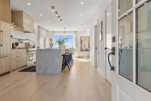 ثلاجة، ميكروويف، فرن، موقد طهي مسطح