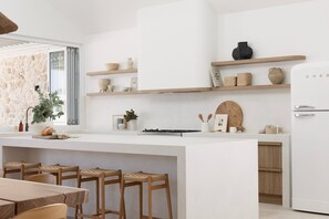 Fridge, microwave, oven, stovetop - Private Beachside Escape – 5-Star Luxury for Families & Friends (South West Rocks)