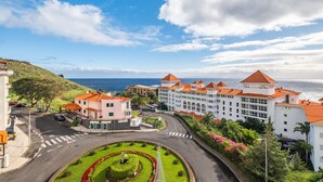 A coastal hotel with a roundabout, landscaped gardens, and ocean views. - Exquisite Ocean Apartment by Homie (Santa Cruz)