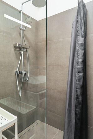 Een douche, een haardroger, handdoeken, zeep