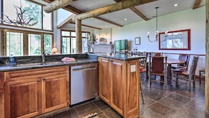 Un'ampia cucina con mobili in legno, lavastoviglie integrata e un'isola grande.