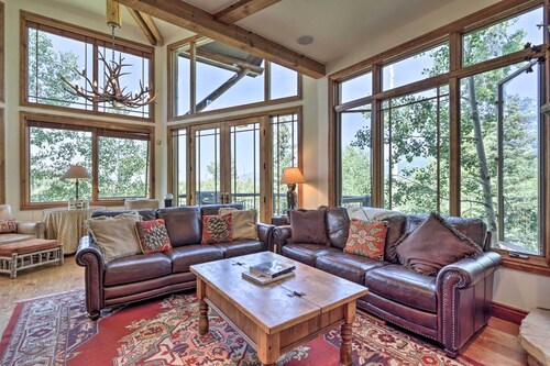 Upscale Ski-in/ski-out Escape w/ Deck + Grill