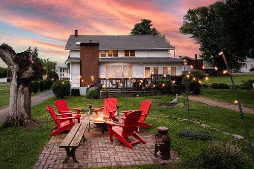 Hot tub, firepit, grill & game room—patio fun!