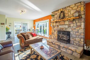 Een open haard, een dvd-speler en tafelvoetbal