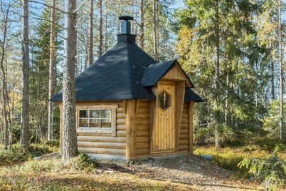 Peurakangasranta 4 * luxury logcabin in Ranua, lakeside in the forest with AC