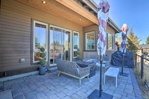 Interior - Modern Mtn Oasis w/ Patio, Hot Tub & Grill! (Bend)