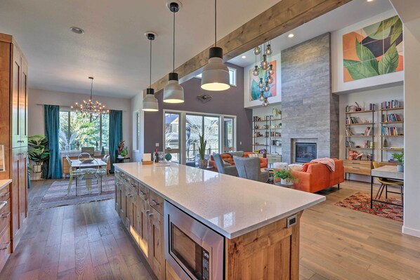 Interior - Modern Mtn Oasis w/ Patio, Hot Tub & Grill! (Bend)
