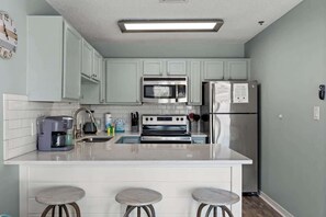 Kjøleskap, mikrobølgeovn, ovn og kokeplater