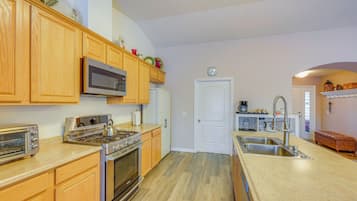 House (3 Bedrooms) | Interior